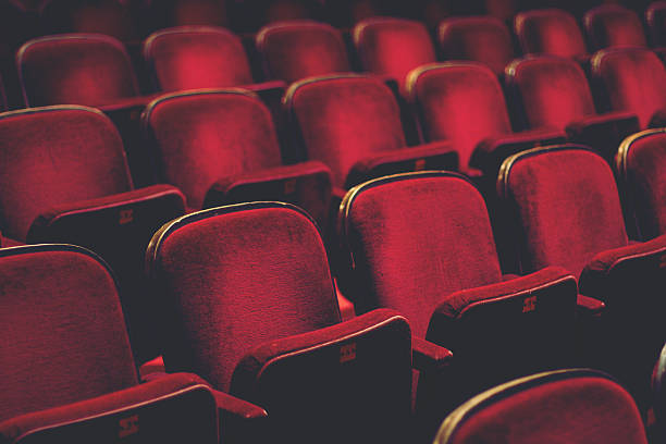 Fauteuils rouges d'une salle de spectacle